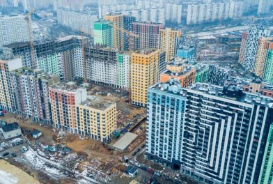В Западном округе столицы ведется строительство дома с террасами