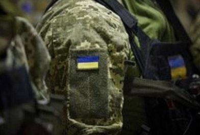 Украинский военный сдался в плен члену ДНД в деревне в Курской области