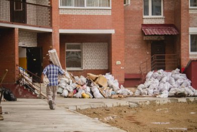 Гора  мусора заблокировала жильцов московской новостройки